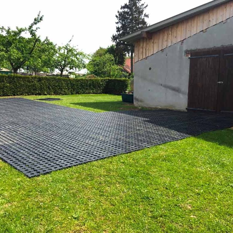 Direkte Verlegung des Rasengitterstein RGS35 auf der Rasenfläche als Zufahrt zu einer Lanswirtschaftlichen Halle