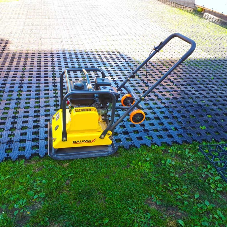 Rasengitterstein aus Kunststoff einfach mit einer Rüttelplatte in den bestehenden Rasen einrütteln