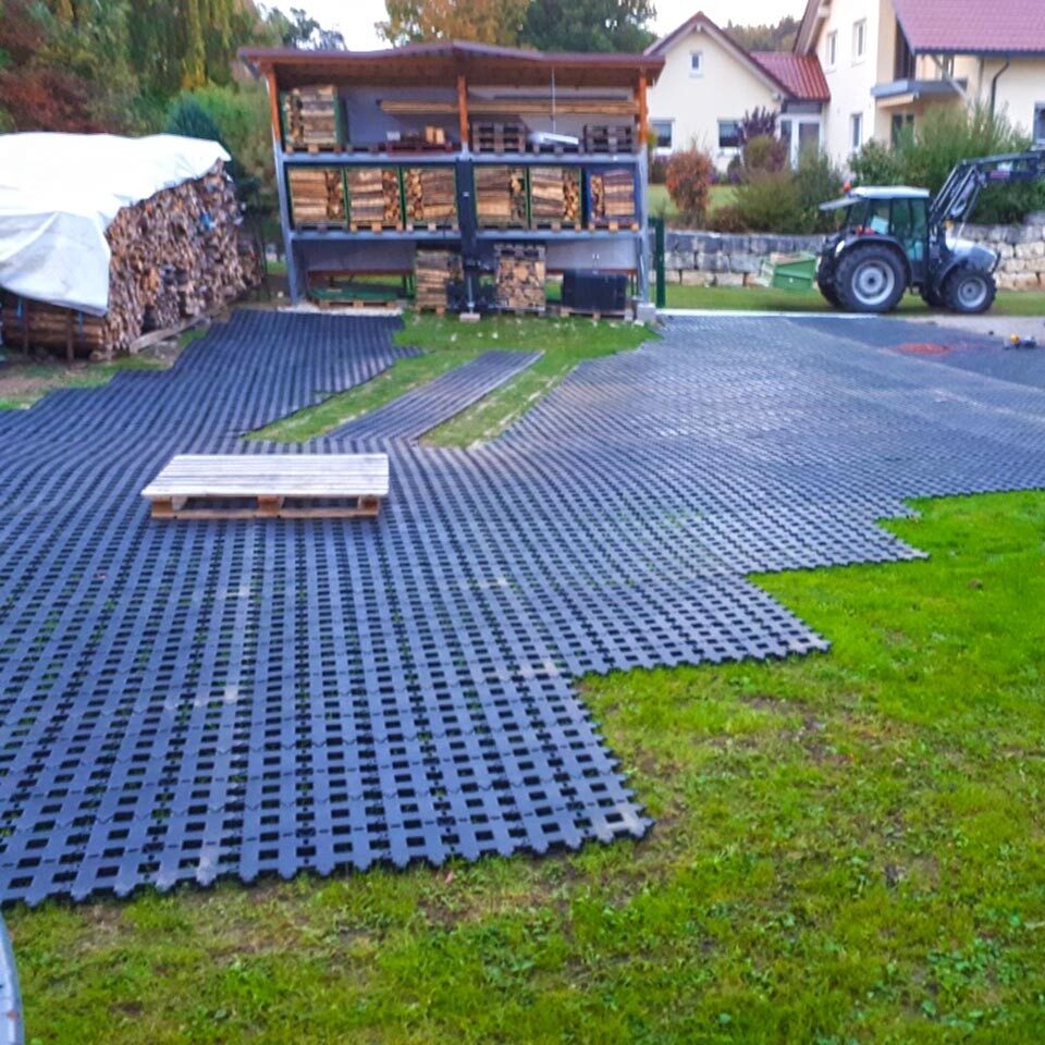 Befestige Rasenfläche für einen landwirtschaftlichen Betrieb zur Befahrung mit Landmaschinen