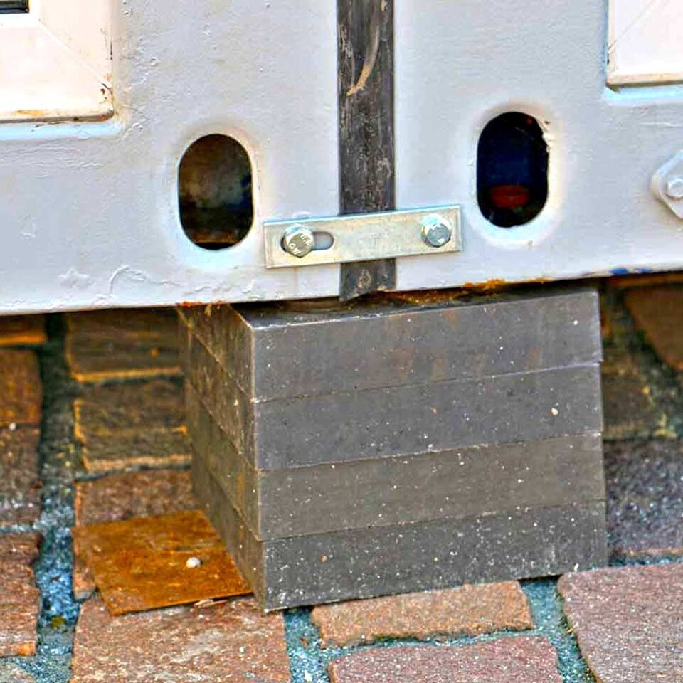 Stapelbarer Unterlegbaustein als Lastverteilplatte aus Kunststoff zur Unterpallung, Isolierung, Niveauausgleich von Containern und fliegenden Bauten