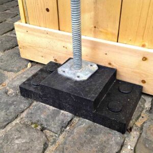 Stapelbarer Unterlegbaustein als Lastverteilplatte aus Kunststoff zur Unterpallung, Isolierung, Niveauausgleich von Containern und fliegenden Bauten