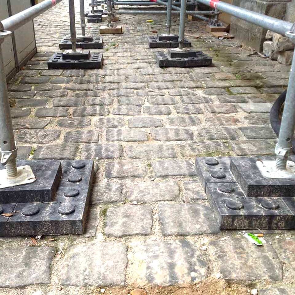 Stapelbarer Unterlegbaustein als Lastverteilplatte aus Kunststoff zur Unterpallung, Isolierung, Niveauausgleich von Containern und fliegenden Bauten