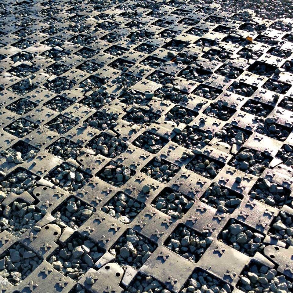 Ankergitter AG60, 400 x 400 x 60 mm, 0,9 kg. Bodengitter mit integrierten Ankerelementen, Drainagefunktion & extremer Lastverteilung. Profilierte Oberfläche.