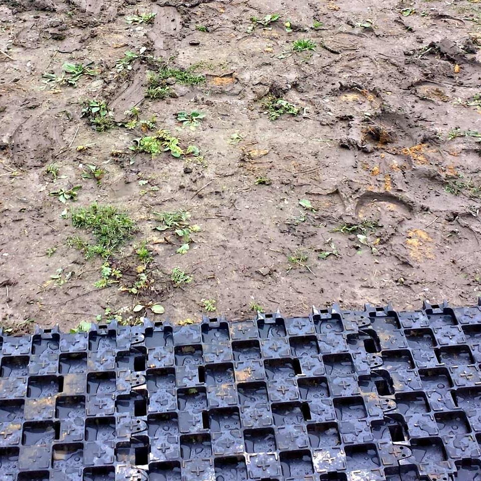 Ankergitter AG60, 400 x 400 x 60 mm, 0,9 kg. Bodengitter mit integrierten Ankerelementen, Drainagefunktion & extremer Lastverteilung. Profilierte Oberfläche.