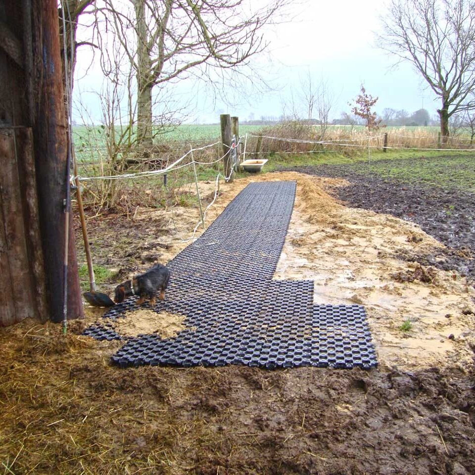 Ankergitter AG60, 400 x 400 x 60 mm, 0,9 kg. Bodengitter mit integrierten Ankerelementen, Drainagefunktion & extremer Lastverteilung. Profilierte Oberfläche.