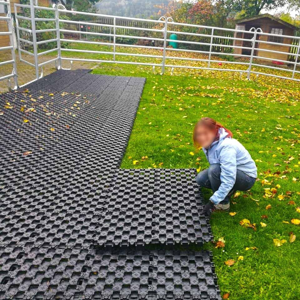 Schnelle und einfache Verlegung des Ankergitter AG60 zur Befestigung von Rasenflächen
