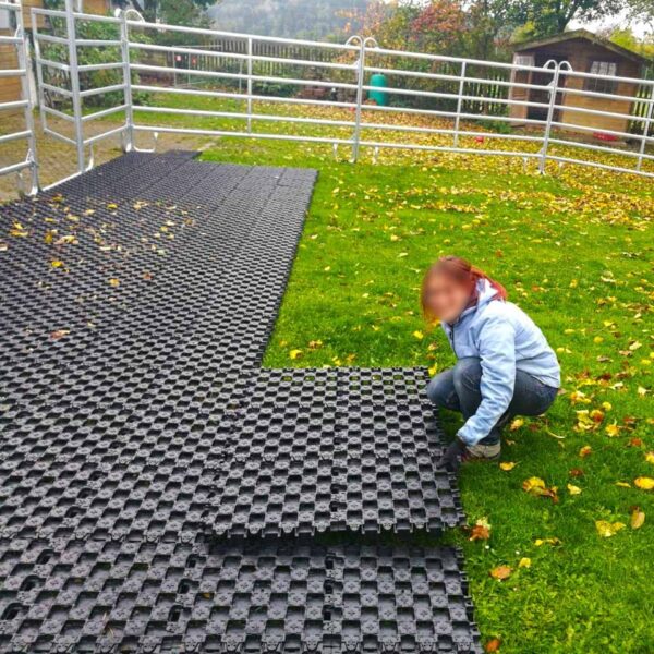 Ankergitter AG60, 400 x 400 x 60 mm, 0,9 kg. Bodengitter mit integrierten Ankerelementen, Drainagefunktion & extremer Lastverteilung. Profilierte Oberfläche.