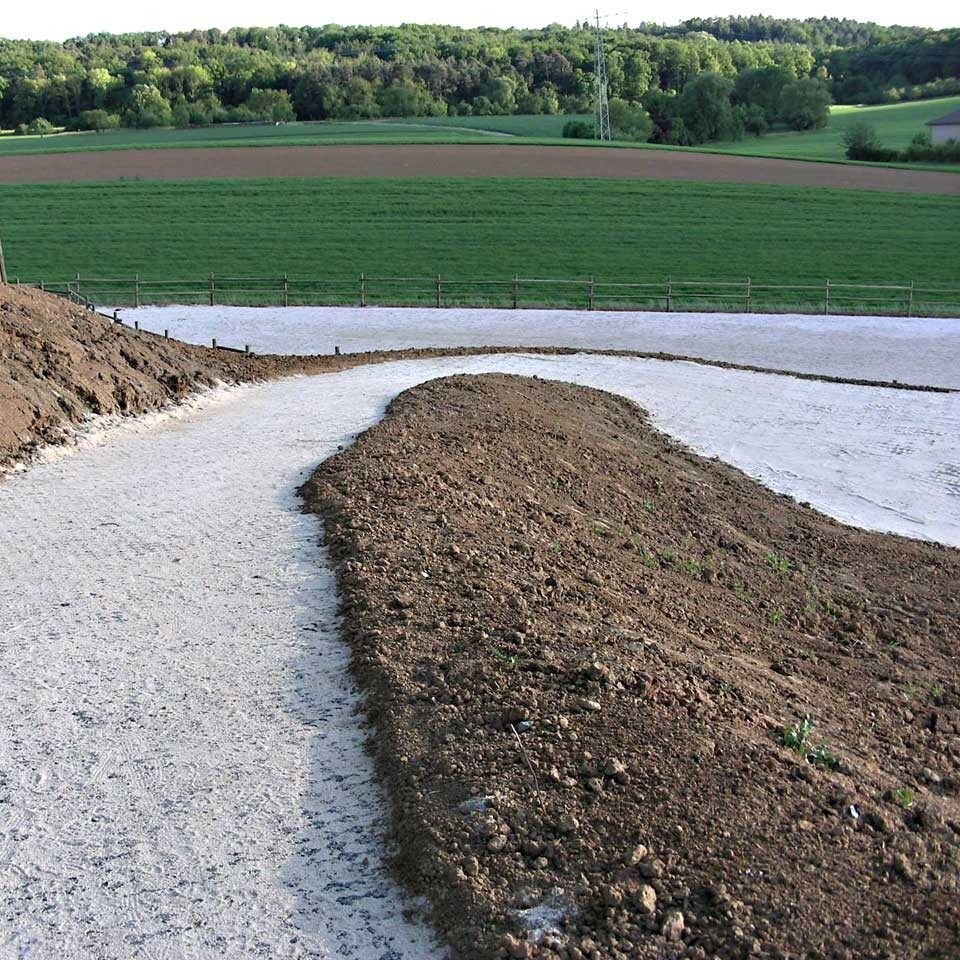 Mit Ankergitter AG60 befestigter Koppelweg – stabiler Untergrund für Pferde, Traktoren und Landwirtschaft