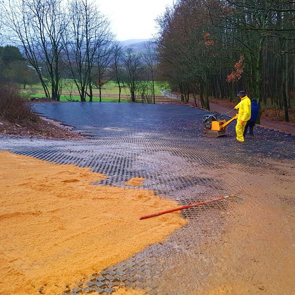 Ankergitter AG60, 400 x 400 x 60 mm, 0,9 kg. Bodengitter mit integrierten Ankerelementen, Drainagefunktion & extremer Lastverteilung. Profilierte Oberfläche.