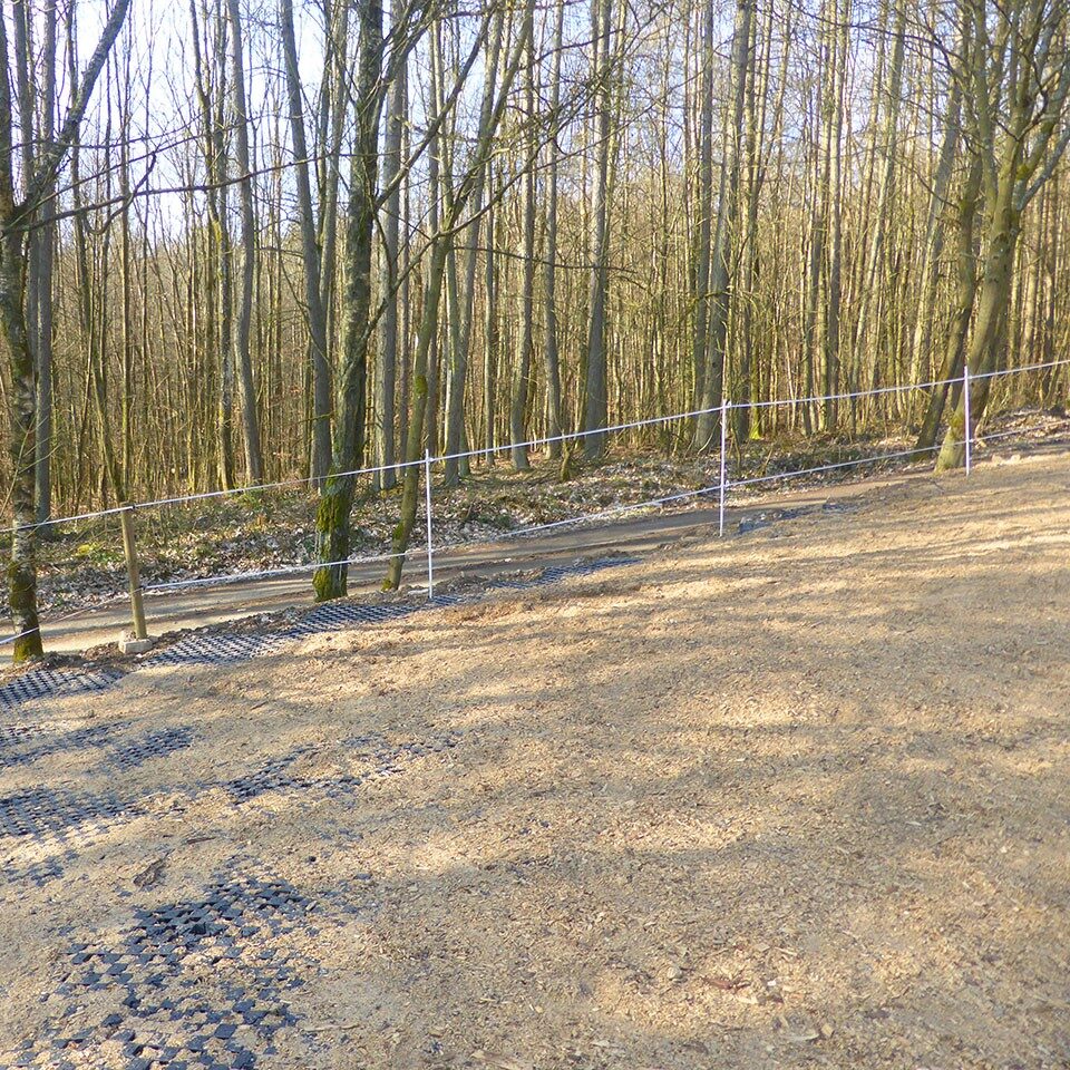 Ankergitter AG60, 400 x 400 x 60 mm, 0,9 kg. Bodengitter mit integrierten Ankerelementen, Drainagefunktion & extremer Lastverteilung. Profilierte Oberfläche.