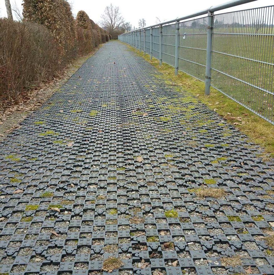 Mit Ankergitter AG60 befestigter und wasserdurchlässiger Wirtschaftsweg
