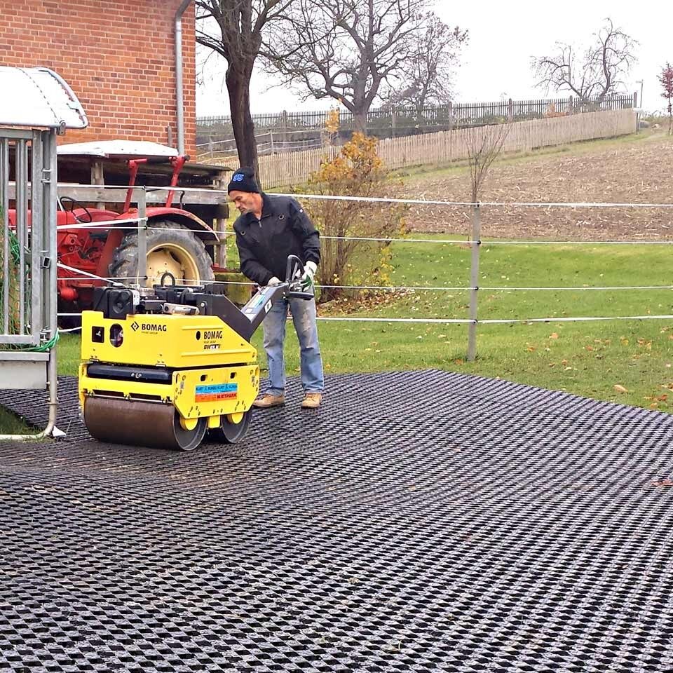 Ankergitter AG60 nach Verlegung mit Walze in den Boden eingerüttelt