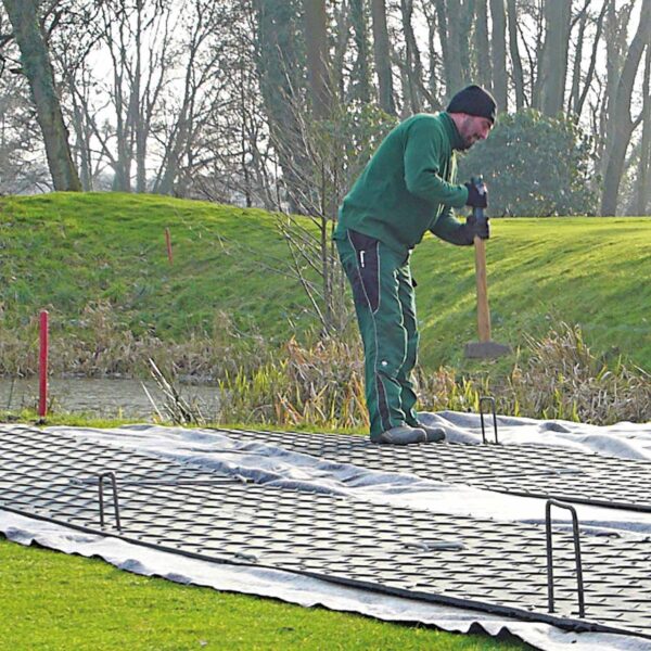 Bodenanker, Erdhaken zum fixieren verankern von Fahrplatten & Bodenschutzplatten. Empfohlen im Gelände mit Steigung, Gefälle Längsneigung und/oder Querneigung.