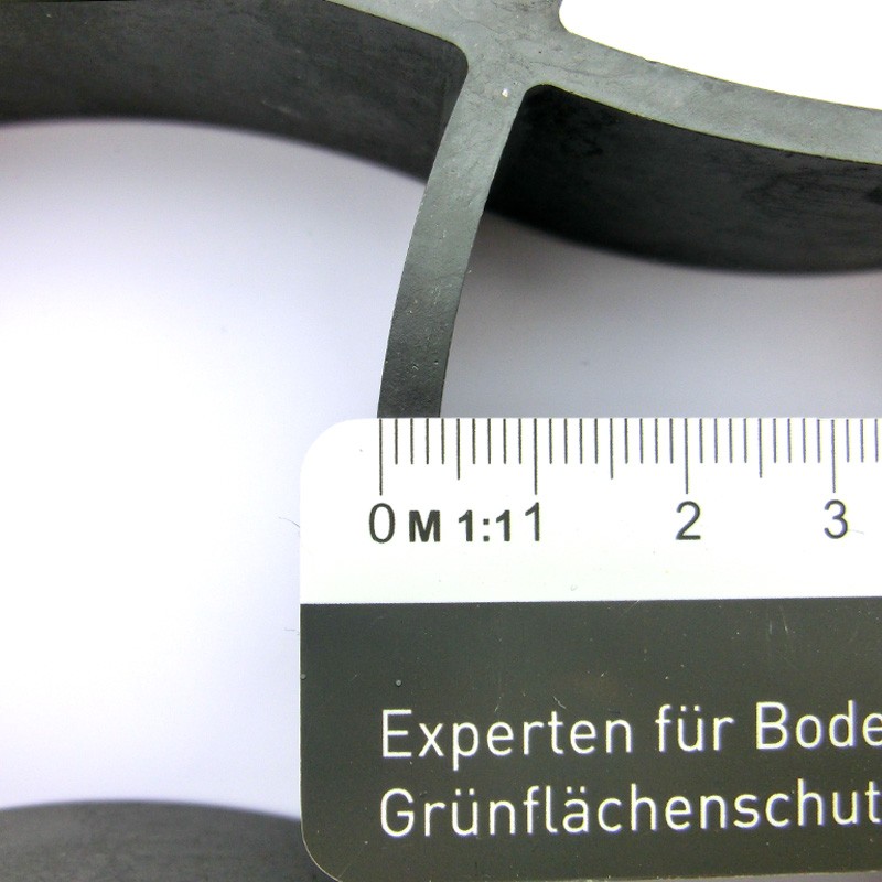 Mit einem Zollstock wird die Dicke einer Wabenwand des Bodengitters BG30 gemessen