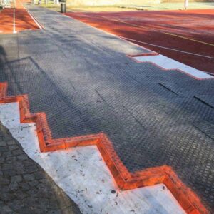 Bodenmatte als Abdecksystem zum Schutz einer Tartanbahn vor dem Baustellenverkehr