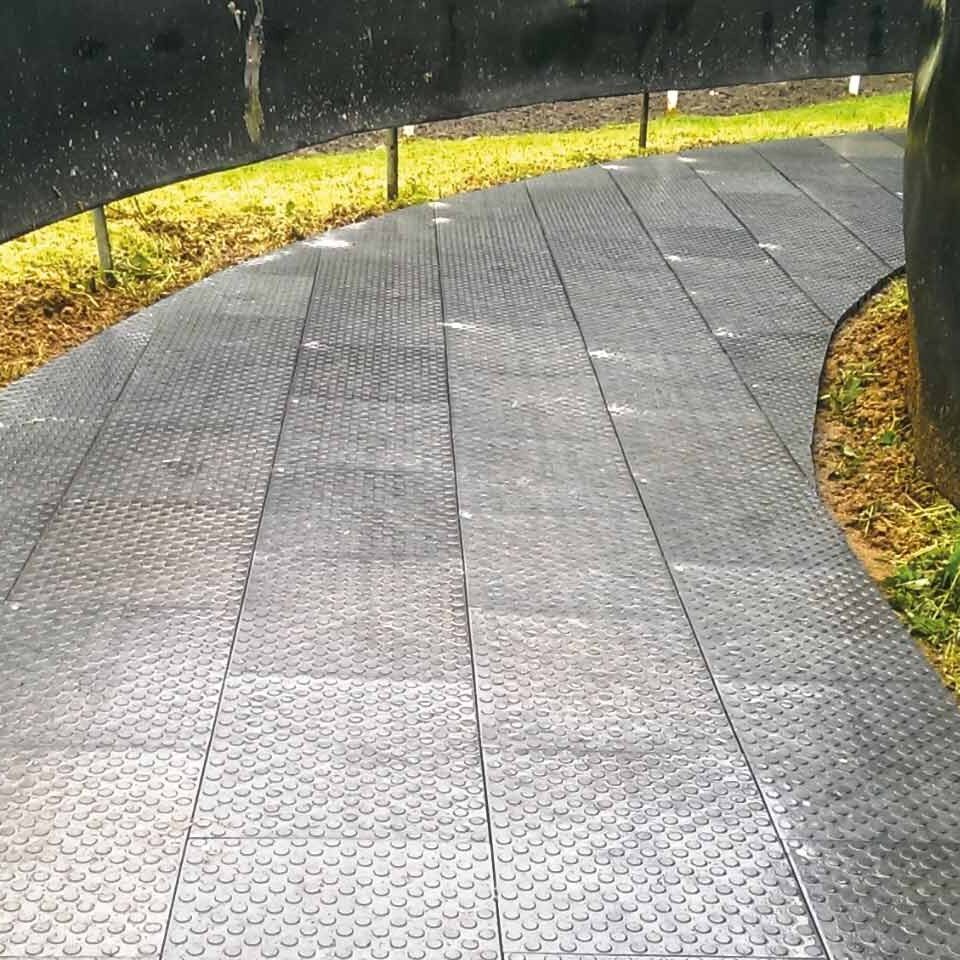 Bodenmatte als Schutzbelag zum abdecken von Straßenpflaster, Gehwegpflaster, Kopfsteinpflaster, Asphaltdecken, Bitumenbahnen, Tartanbahnen, Marmorböden, Industrieböden, Hallenböde