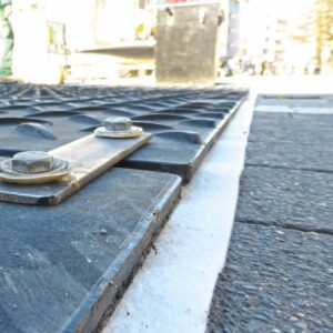 Geotextiler Vliesstoff bzw. Vlies als Rollenware in 3 Größen, 100m², 200m² oder 250 m². Geokunststoff aus PP mit 25 jähriger Lebensdauer in Profi-Qualität.