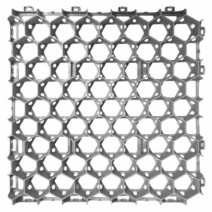 Robuste Bodenwabe zur soliden Bodenbefestigung von unversiegelten Wegen und Flächen. Die horizontalen Wabenöffnungen sorgen für eine optimale Drainage.
