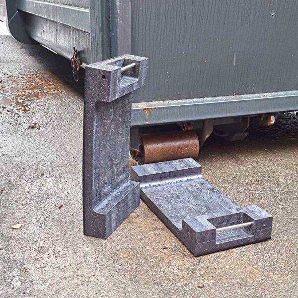 Containerplatte aus Kunststoff als Asphaltschutz gegen Kratzer und Spuren im Asphalt.