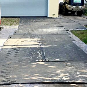 Schutz einer Hofeinfahrt aus Kopfsteinpflaster mit e:tek MINI EVO Überfahrplatten