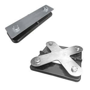 Zwei robuste Stahlverbinder – Kreuz- und Längsverbinder – zur sicheren Verbindung von Bodenschutzplatten.