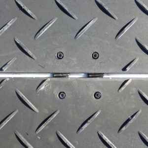 Zwei Bodenschutzplatten sind mit Metallverbindern und Schrauben fest verschraubt und stabil verbunden.