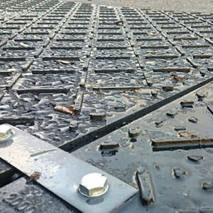 Verschraubte Bodenschutzplatten mit Stahlverbindern sorgen für stabile, sichere Flächen auf Baustellen.