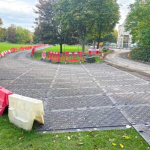 MaxiTrack · 1800 x 900 mm · 40 kg leicht · bis zu 130 t belastbar · Overlapping-Verbund-System · Beidseitig Profiliert · Einsetzbar als Mobile Baustrasse, Fahrstrasse & Plattform