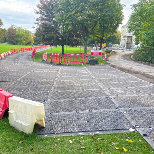 MaxiTrack · 1800 x 900 mm · 40 kg leicht · bis zu 130 t belastbar · Overlapping-Verbund-System · Beidseitig Profiliert · Einsetzbar als Mobile Baustrasse, Fahrstrasse & Plattform
