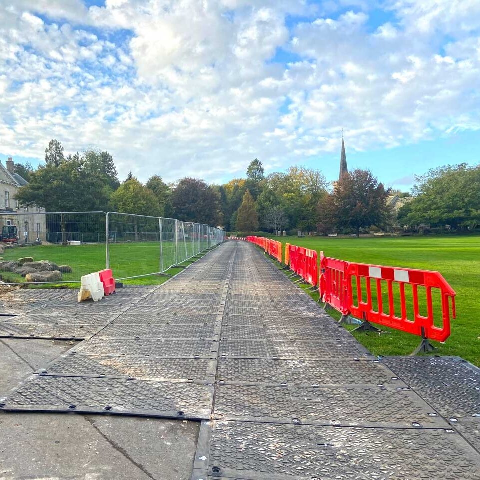 In einem Park wurden Schwerlastplatten zum Schutz der Rasenfläche verlegt.