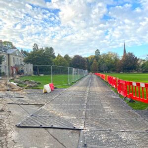 Die MaxiTrack Schwerlastfahrplatte im Einsatz zum Schutz einer Rasenfläche