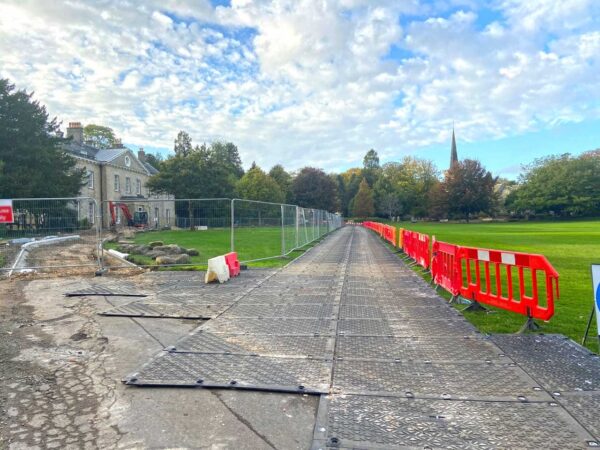 Die MaxiTrack Schwerlastfahrplatte im Einsatz zum Schutz einer Rasenfläche