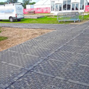 MaxiTrack · 1800 x 900 mm · 40 kg leicht · bis zu 130 t belastbar · Overlapping-Verbund-System · Beidseitig Profiliert · Einsetzbar als Mobile Baustrasse, Fahrstrasse & Plattform