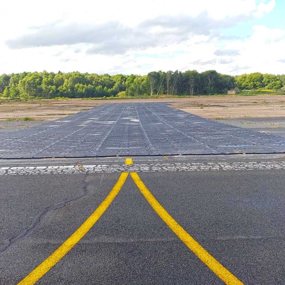 Fläche aus Schwerlast-Fahrplatten