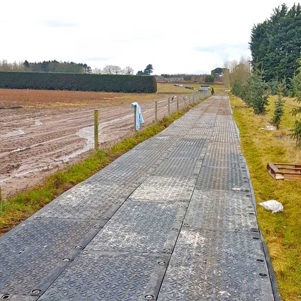 Kunststoff-Fahrplatten als Baustraße verlegt auf Rasen