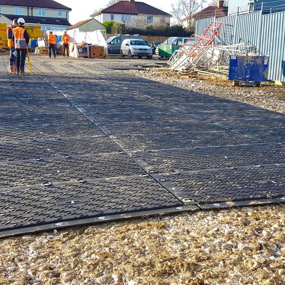 Schwerlastplatten als temporäre Zuwegung verlegt auf einer Baustelle.