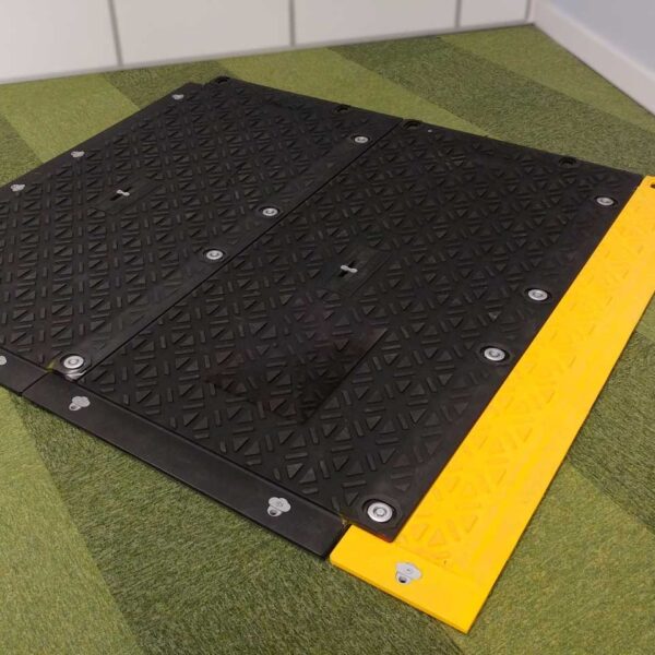 MaxiTrack · 1800 x 900 mm · 40 kg leicht · bis zu 130 t belastbar · Overlapping-Verbund-System · Beidseitig Profiliert · Einsetzbar als Mobile Baustrasse, Fahrstrasse & Plattform