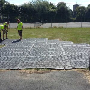 MaxiTrack · 1800 x 900 mm · 40 kg leicht · bis zu 130 t belastbar · Overlapping-Verbund-System · Beidseitig Profiliert · Einsetzbar als Mobile Baustrasse, Fahrstrasse & Plattform