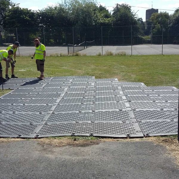MaxiTrack · 1800 x 900 mm · 40 kg leicht · bis zu 130 t belastbar · Overlapping-Verbund-System · Beidseitig Profiliert · Einsetzbar als Mobile Baustrasse, Fahrstrasse & Plattform