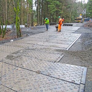 MaxiTrack · 1800 x 900 mm · 40 kg leicht · bis zu 130 t belastbar · Overlapping-Verbund-System · Beidseitig Profiliert · Einsetzbar als Mobile Baustrasse, Fahrstrasse & Plattform
