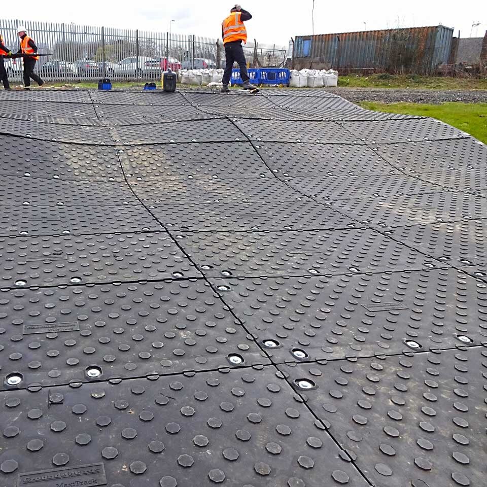 MaxiTrack · 1800 x 900 mm · 40 kg leicht · bis zu 130 t belastbar · Overlapping-Verbund-System · Beidseitig Profiliert · Einsetzbar als Mobile Baustrasse, Fahrstrasse & Plattform