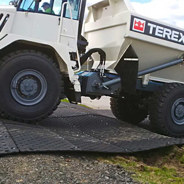 MaxiTrack · 1800 x 900 mm · 40 kg leicht · bis zu 130 t belastbar · Overlapping-Verbund-System · Beidseitig Profiliert · Einsetzbar als Mobile Baustrasse, Fahrstrasse & Plattform