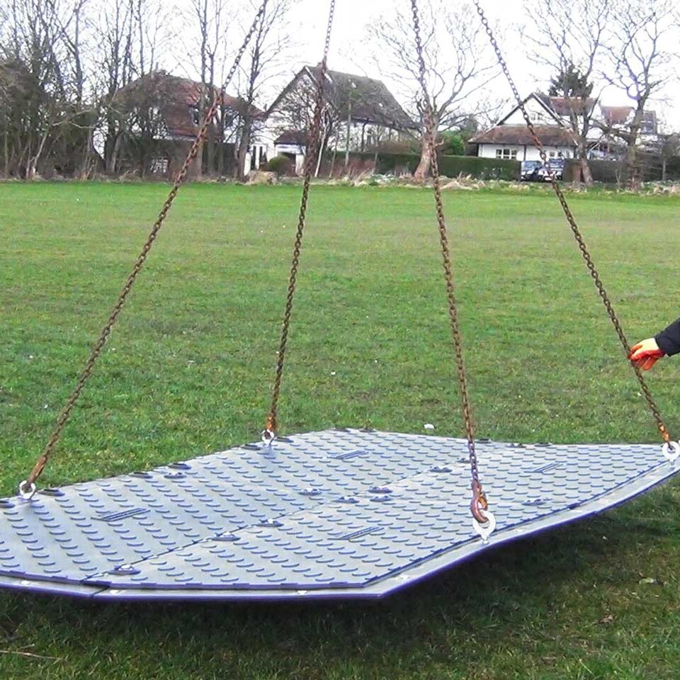 4 miteinander verbundene MaxiTrack-Platten werden mit einem Kran angehoben.