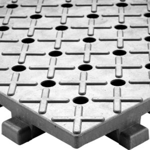 Die weiterentwickelte Paddockplatte der nächsten Generation! Dank der großen Abmessungen und genialen Unterseitenkonstruktion auch zur direkten Verlegung auf den Matsch ohne Unterbau geeignet.