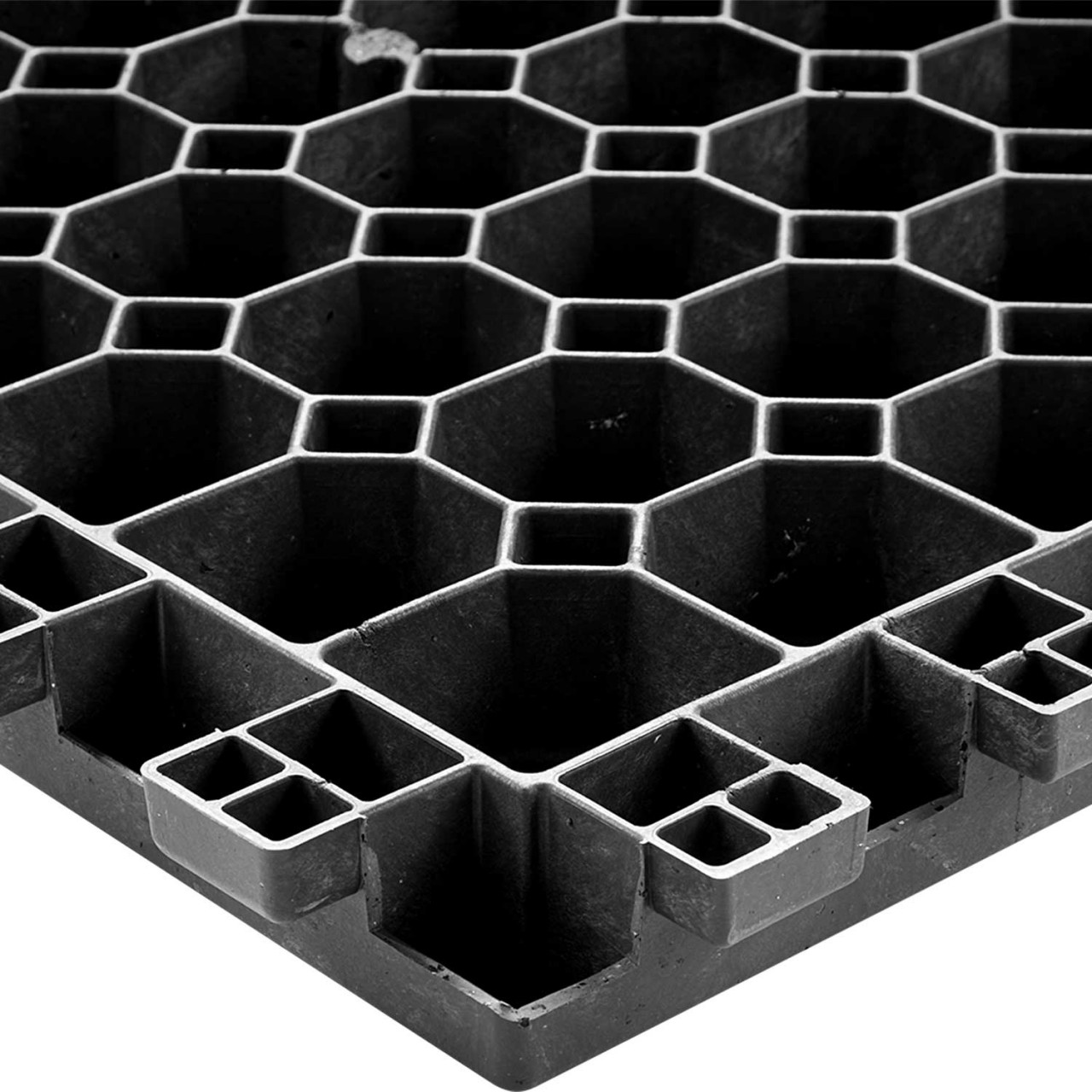 Die weiterentwickelte Paddockplatte der nächsten Generation! Dank der großen Abmessungen und genialen Unterseitenkonstruktion auch zur direkten Verlegung auf den Matsch ohne Unterbau geeignet.