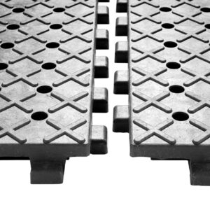 Die weiterentwickelte Paddockplatte der nächsten Generation! Dank der großen Abmessungen und genialen Unterseitenkonstruktion auch zur direkten Verlegung auf den Matsch ohne Unterbau geeignet.