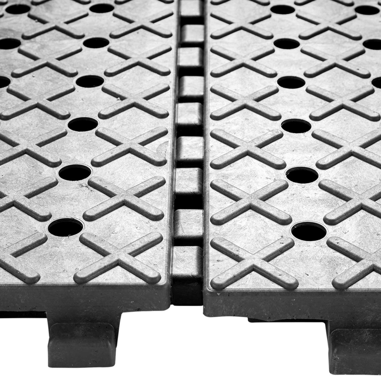 Die weiterentwickelte Paddockplatte der nächsten Generation! Dank der großen Abmessungen und genialen Unterseitenkonstruktion auch zur direkten Verlegung auf den Matsch ohne Unterbau geeignet.