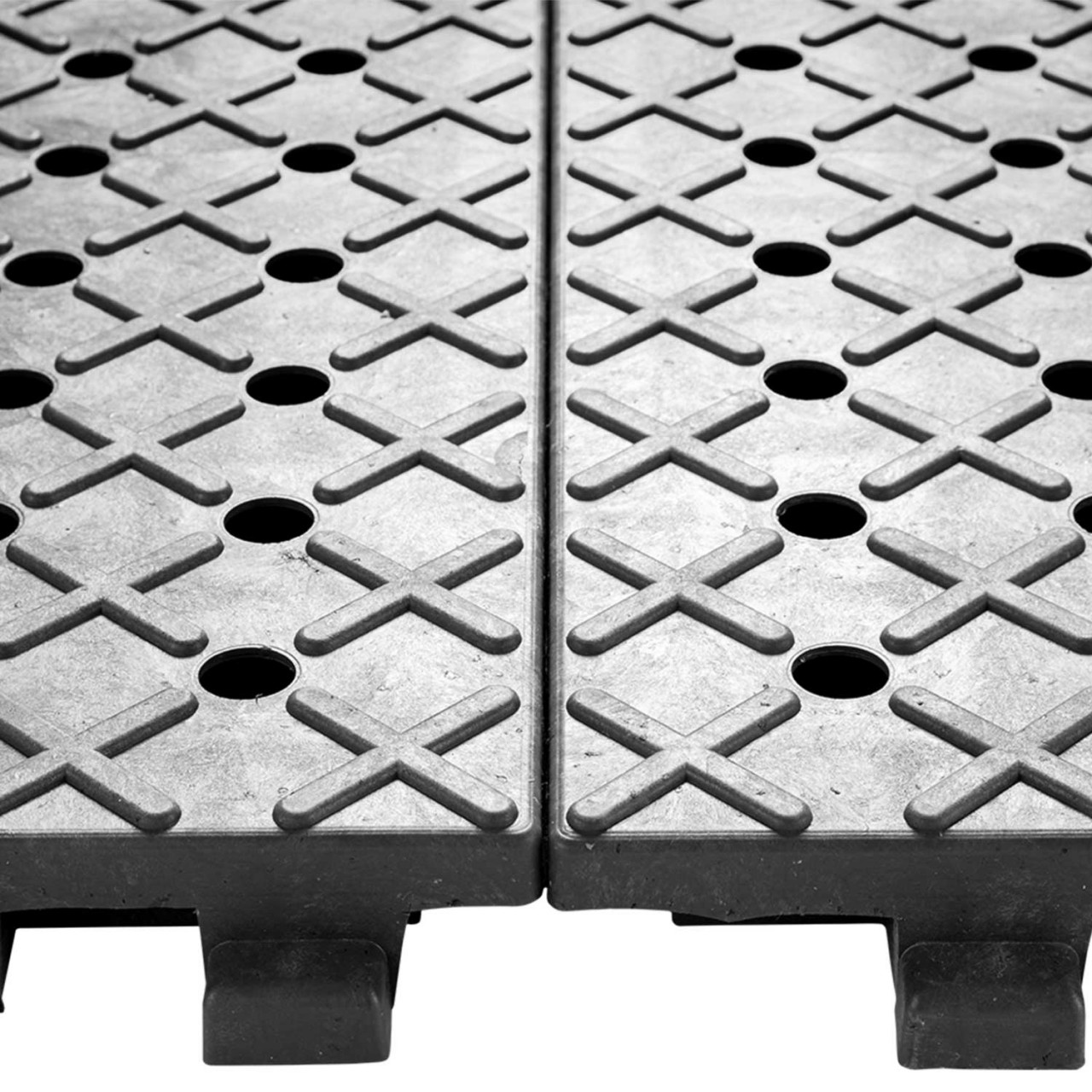 Die weiterentwickelte Paddockplatte der nächsten Generation! Dank der großen Abmessungen und genialen Unterseitenkonstruktion auch zur direkten Verlegung auf den Matsch ohne Unterbau geeignet.