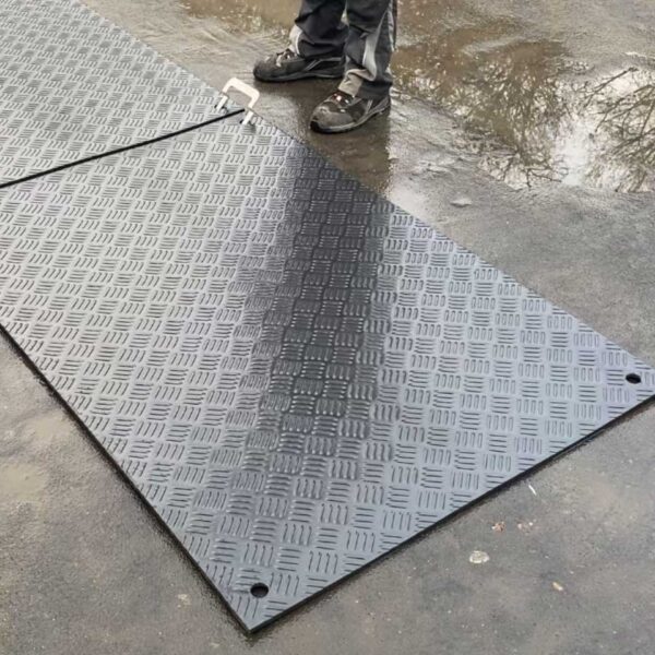Schnellverbinder aus Flachstahl zum werkzeuglosen Verbinden, Koppeln und Klammern von Fahrplatten aus Kunststoff.