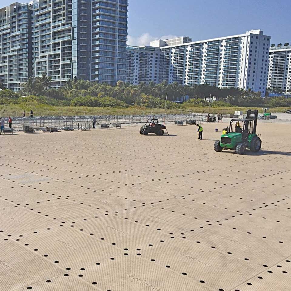 Eine große Fläche aus Sand wurde mit den SignaRoad-Platten bedeckt. Im Hintergrund sieht man viele Hochhäuser.